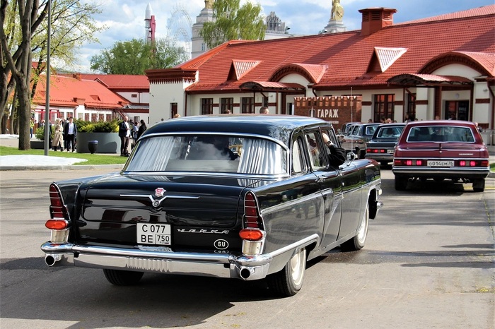 Ручке крышки багажника придали форму летящей чайки, а между крыльями разместили эмблему ГАЗ.
