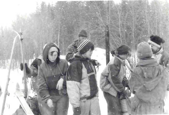 группа учащихся и руководитель (на заднем плане), после выхода группы с маршрута, на дороге Кытлым - Карпинск.