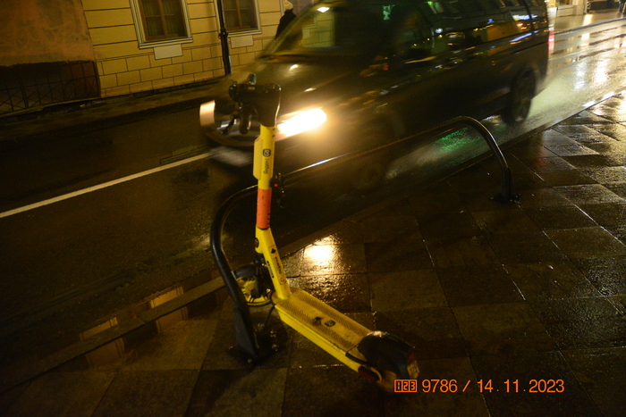 И брошенный никому ненужный самокат.. сезон и так для них уже закроется на днях