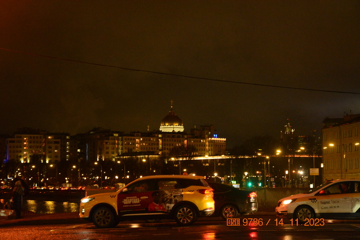 Храм Христа Спасителя где-то за этими макушками домов