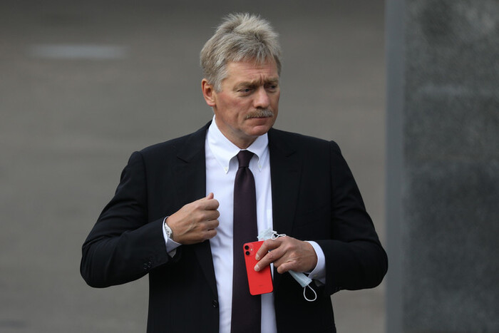 Песков предупредил о небезопасности iPhone, но пока сам им пользуется