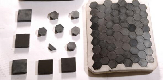 Элементы из карбида бора в бронеплите бронежилета.