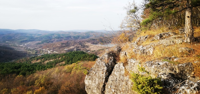 Высота гор до 1173 метров, сам поселок лежит на высоте 495 метров