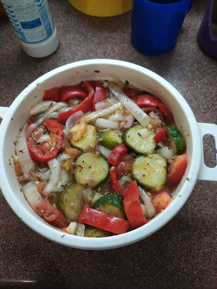 Вот так выглядит наш маринад после последнего нагрева.
Он обильно дал сок и уменьшился в объеме раза в полтора.