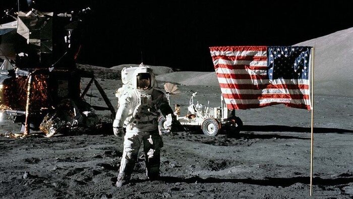 А вот и установленный флаг США на поверхности Луны. Источник: Яндекс-картинки