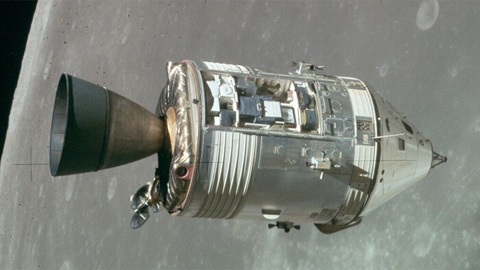 Командный модуль "Колумбия" первой пилотируемой миссий "Аполлон-7", запечатленный на камеру лунного модуля "Орел" над поверхностью Луны. Источник: Яндекс-картинки
