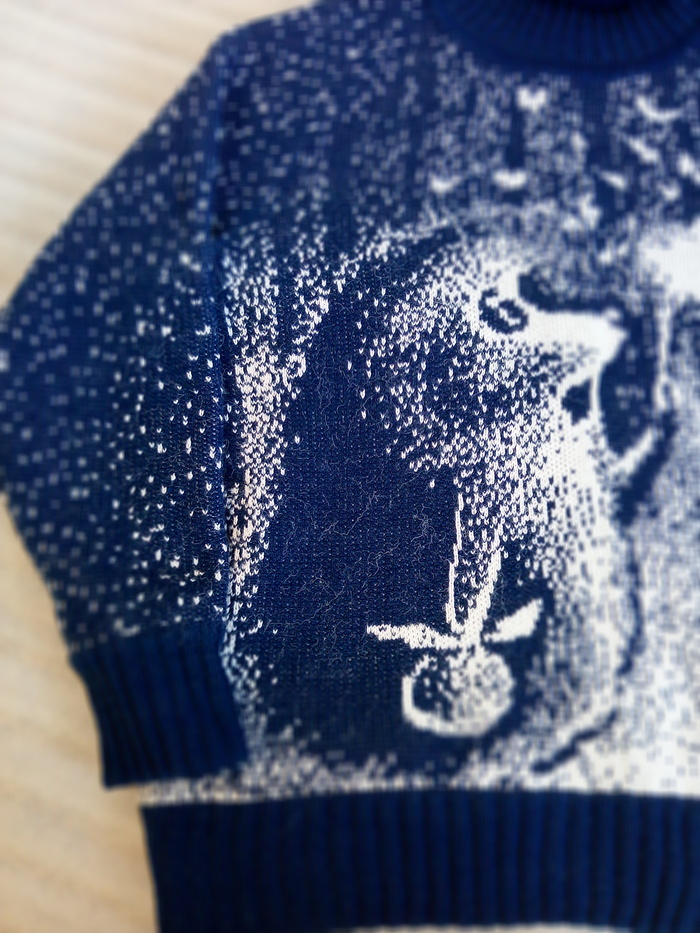 Детали. Пряжа белого цвета слегка с волосками, не высыпается, не прилипает на другую одежду.