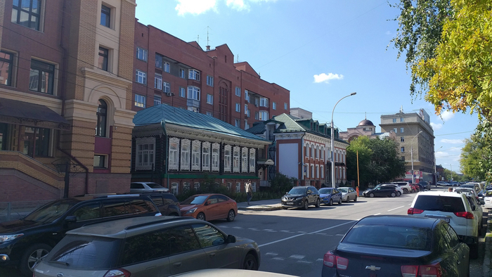 Современная пятиэтажка на фоне памятников архитектуры, что может быть прекраснее?