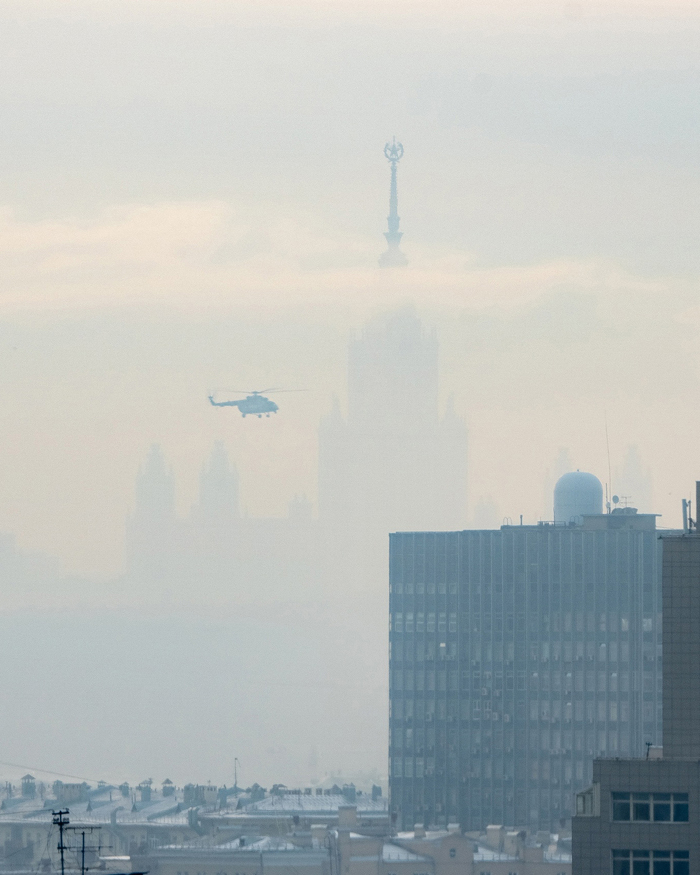 МЧСовский Ми-8 на фоне ГЗ МГУ