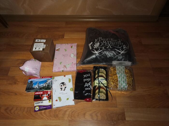 Много всего вкусного. интересно что же спрятано за оберточной бумагой (к этому позже)