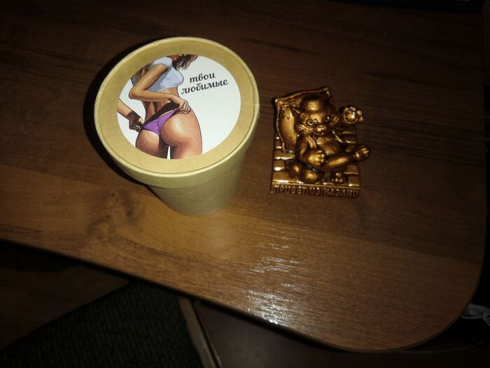 В розовой оберточной бумаге оказался прикольный казанский котик. А из коробочки достал что-то любопытное в бумажном стакане