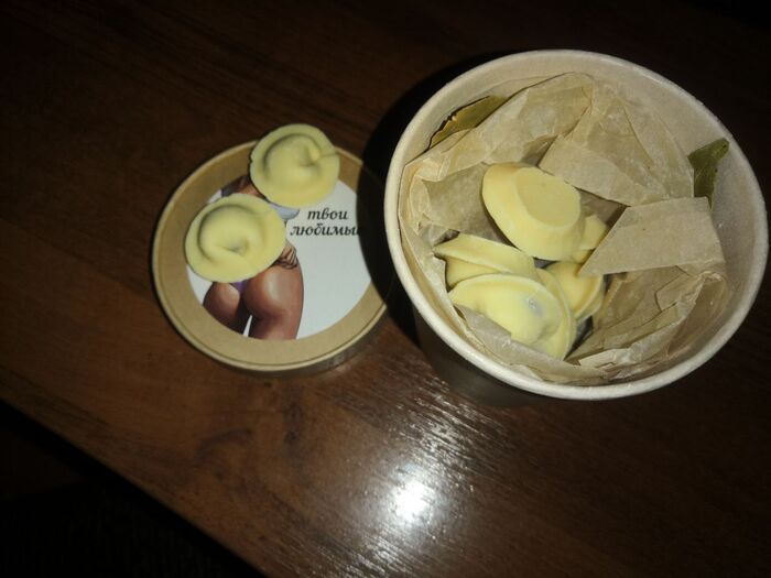 в бумажном стакане оказались шоколадные конфеты в форме пельмешков =)