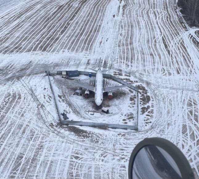 А320, севший в пшеничное поле в Новосибирской области, обнесли забором Авиация, Самолет, Полет, Аэропорт, Гражданская авиация, Происшествие, Пилот, Airbus a320, Негатив