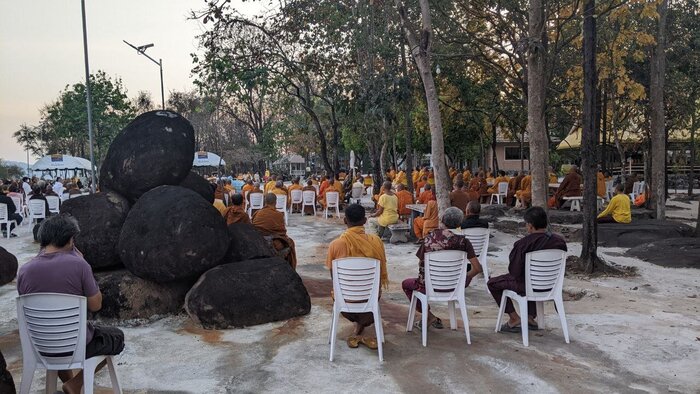 Центральная площадь монастыря, рядом с домом Лонг По