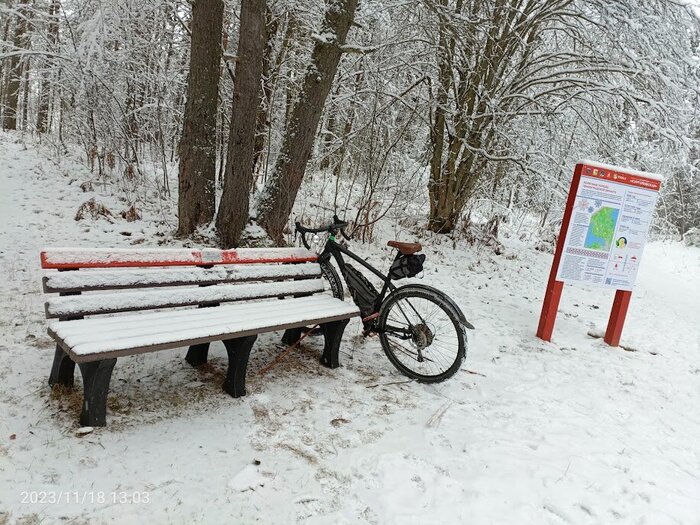 скамейки и стенды из переработанного пластика. о чем указывает табличка на каждой скамейке.