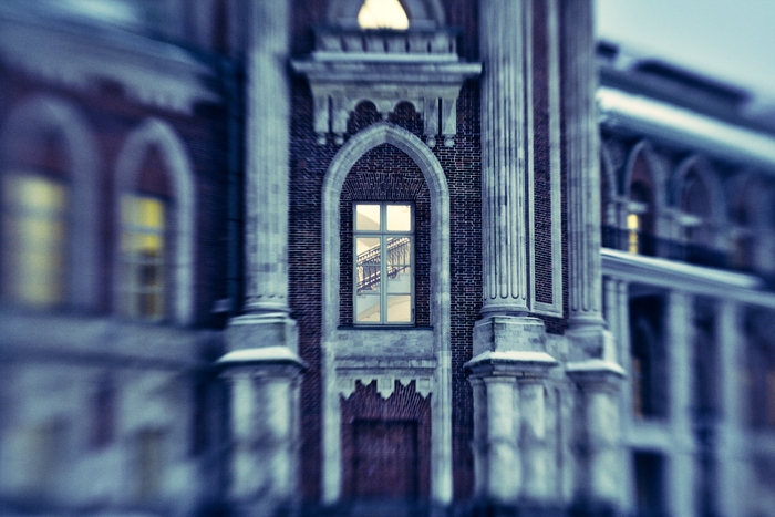 Я ездил и изучал совершенно новый для меня город, знакомился с ним через съёмку на странную линзу, выплёскивая посредством фотографии переполнявшие меня чувства - чувства чего-то потерянного, чего-то обретённого, ещё совершенно незнакомого мне.