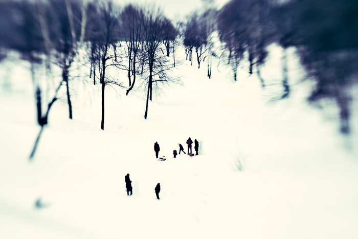 Ещё через пару месяцев ко мне пришло осознание, что я снимаю не одиночные фотографии, а рассказываю историю про себя и про город. Потом родилось название - "Конец каникул".