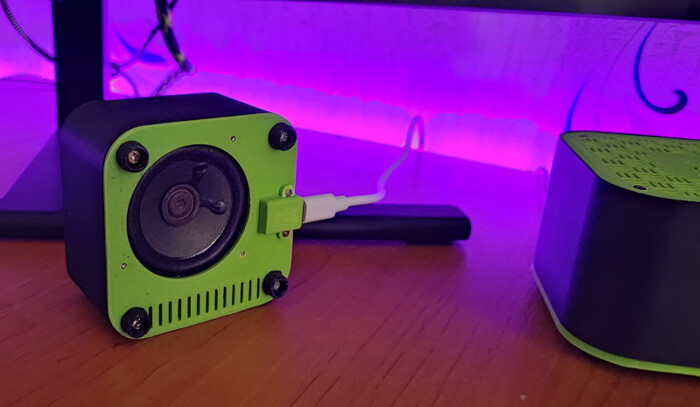 Для питания устройства используется модуль с разъёмом USB Type C, который фиксируется в специальном адаптере