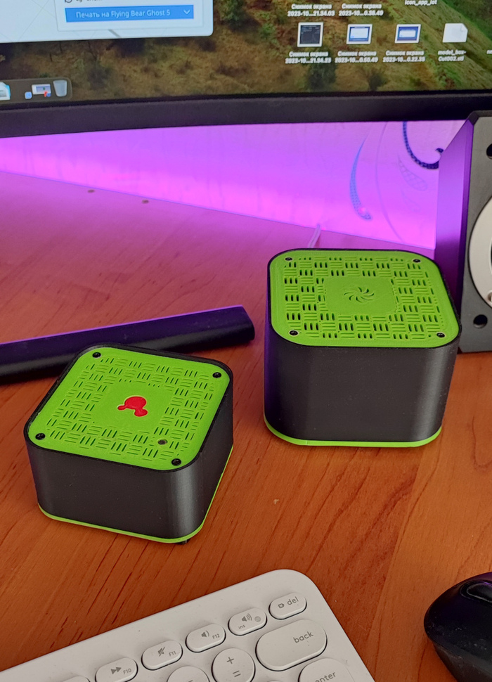 Вид снизу собранной умной колонки. Также снизу располагаются вентиляционные отверстия для охлаждения платы