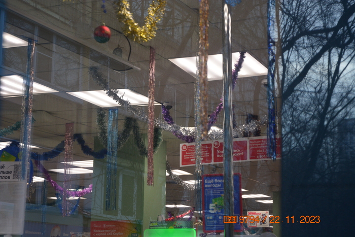 Ёлки снаружи пока нет, но внутри уже всё намекает на предстоящие праздники