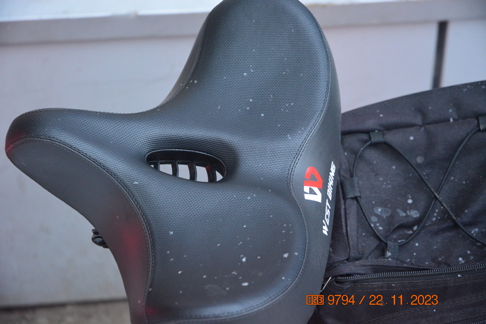 Снежок ненавязчивый, летит себе такой, присаживается на мой самокат, но покрова не образует