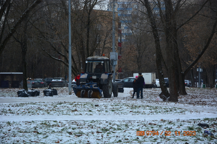 С самого утра слышу этот звук чистильщиков тротуаров