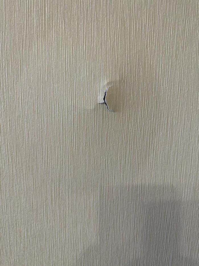 Заделать в обоях дыру от сверла