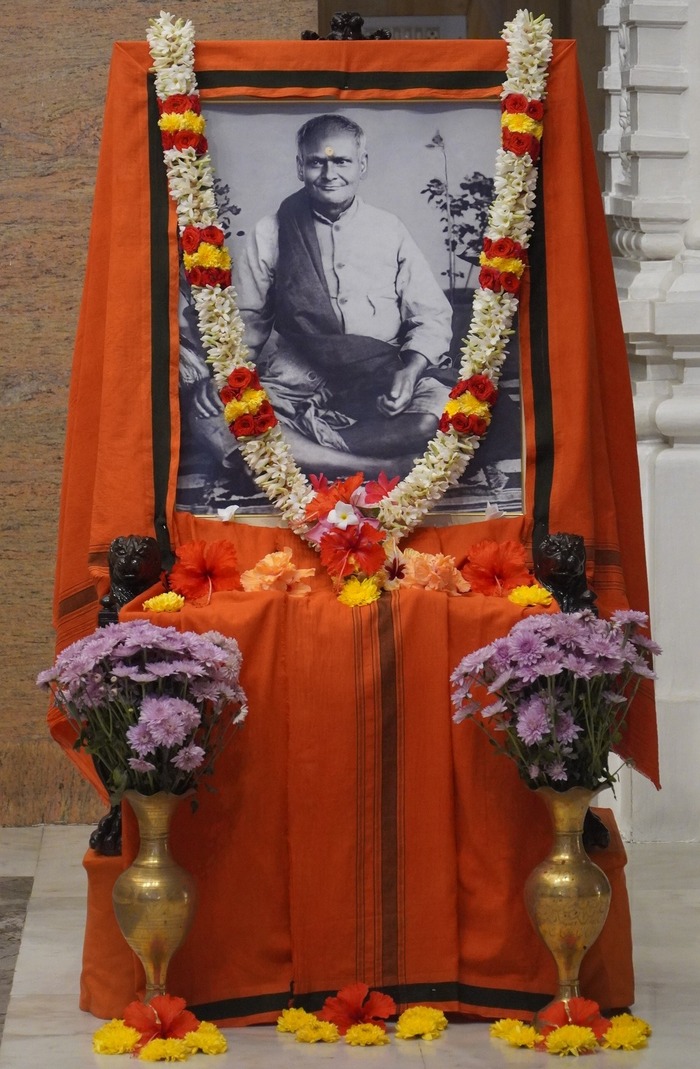 Поклонение Субодхананде 24.11.2023 в монастыре Белурматх