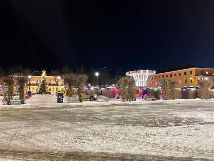 Центральная площадь с каруселью)