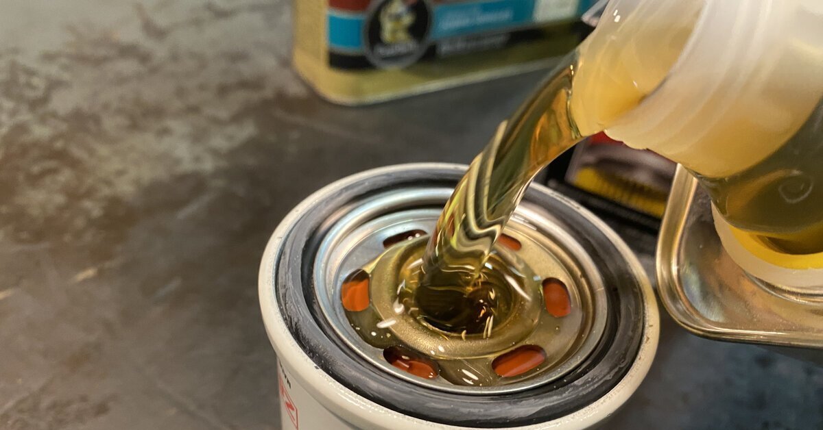 Зачем наливают масло в фильтре. Зачем наливают масло в фильтре. Нужно ли заливать масло в масляный фильтр при замене масла. Заливает масло. Заливать ли масло в масляный фильтр при замене масла.