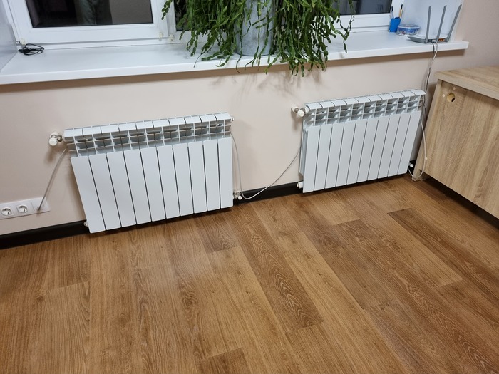 Вторая батарея в небольшой комнате.