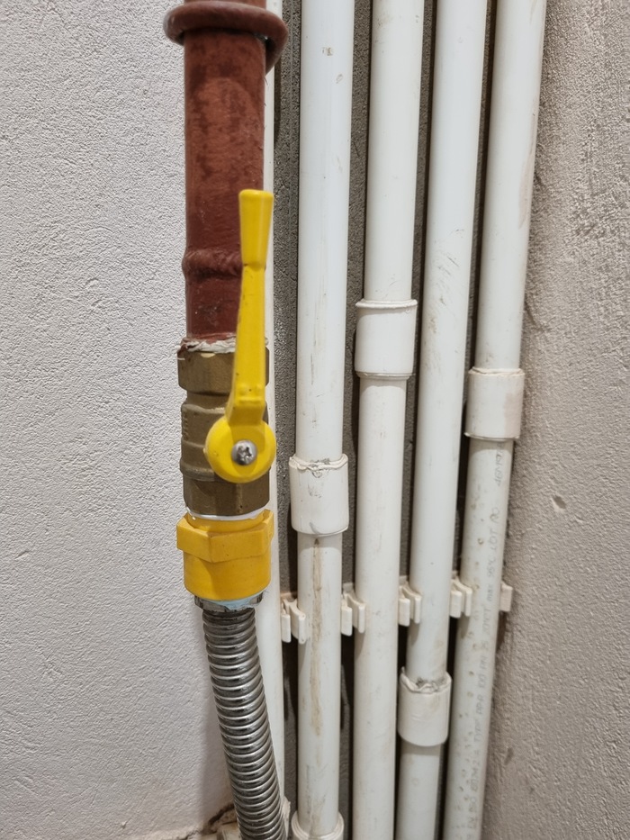 Желтая диэлектрическая муфта.