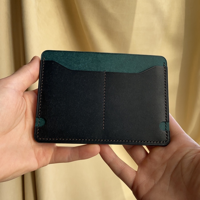 А вот это первая версия изделия, без ленты для доставания паспорта и эта версия толще в торцах