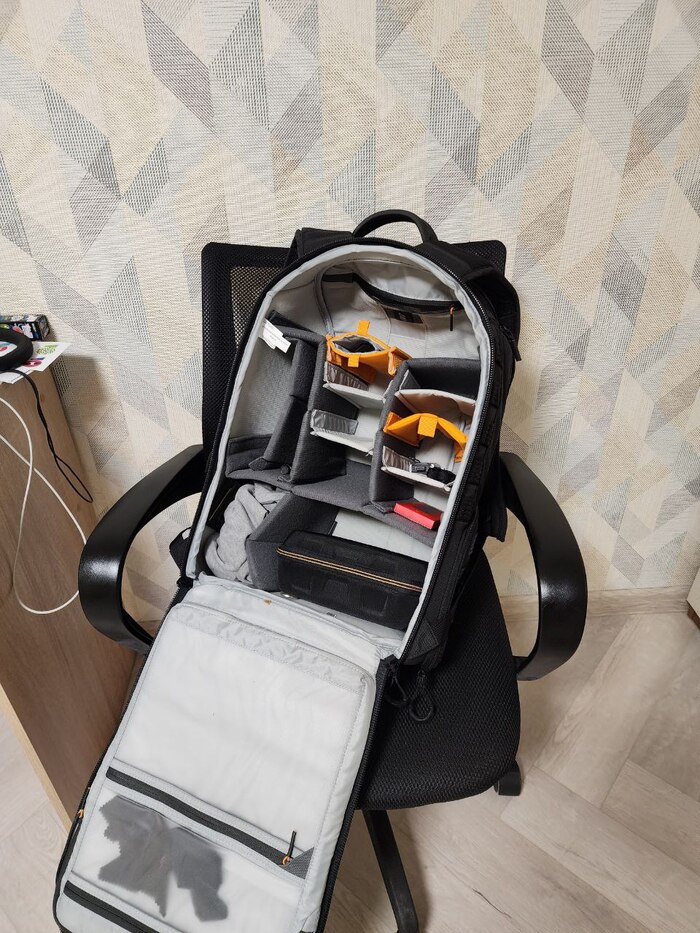 Очень крепкий, надежный. Внутрянку можно организовать на свое усмотрение, дополнительный пояс и чехол от дождя. Цена кусается, но это верный друг на долгие годы.