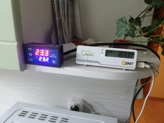 Слева. Стоит рублей 500, настраивается все, от порогов, до гистерезиса, не забывает настройки при отключении питания, коммутирует до 1,5 кВт. Аналогов дофига.