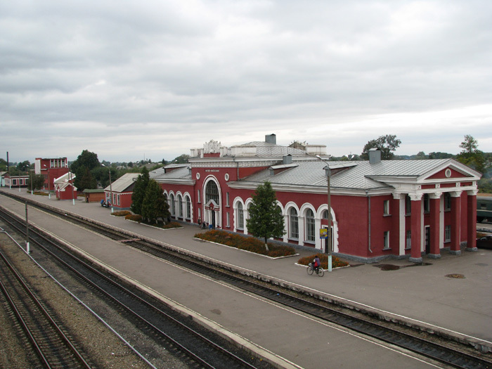 Вокзал Льгов Киевский перекликается с вокзалом в Курске. Большое здание островного вокзала построено после войны.