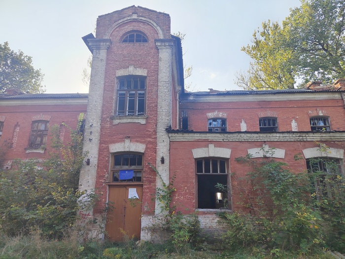 Заброшенный дом культуры железнодорожников
