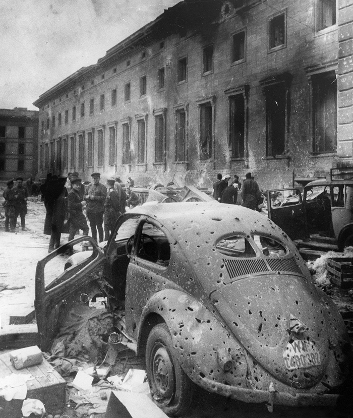 Берлин, май 1945 года. Изрешеченный осколками Kdf-Wagen во дворе рейхсканцелярии.
