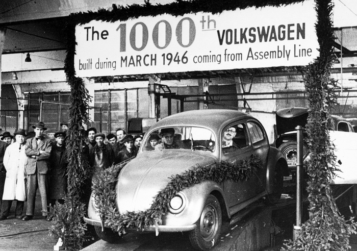 Начало новой эры: за рулем 1000-го Volkswagen — майор Херст.