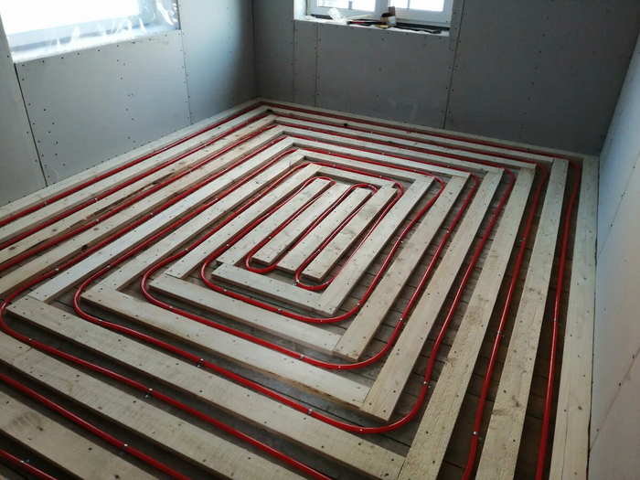 Шаг трубы - 200 мм, обрезки дюймовки используем, как калибр. Если в середке слишком большой зазор - втыкаем доп. петлю, нарушая шаг.