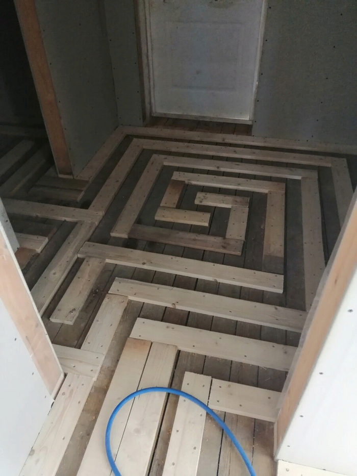 Там где не воткнуть доп. петлю, просто бросаем доску-опору.