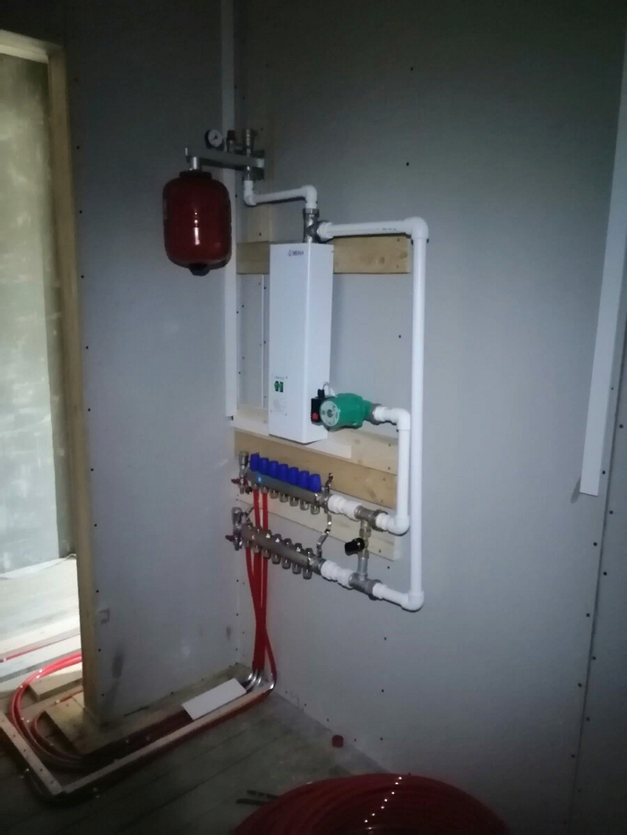 Вся котельная. Правильней, было бы подачу сделать сверху, тогда можно играться с т.н. гидрострелками, но забил, почему, уже не помню. Вместо стрелки стоит диф.клапан (хреновина с черной ручкой между подачей и обраткой).