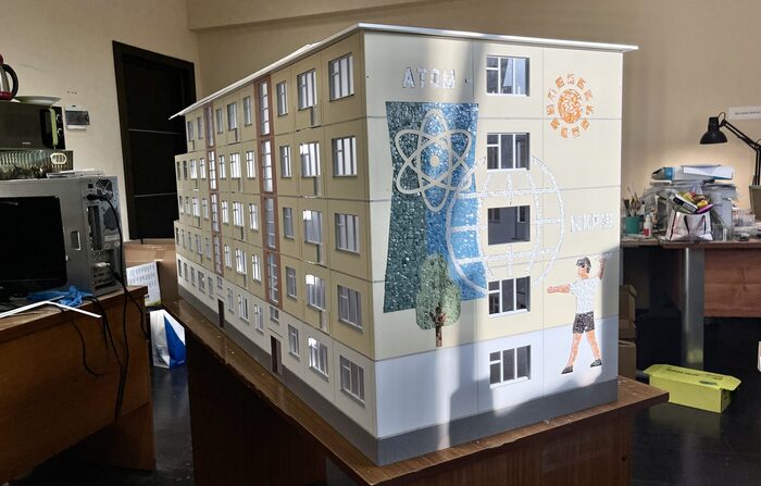 Финальный вид мозаики на макете пятиэтажки