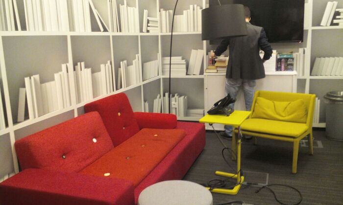 Есть и такие кабинеты, где можно закрыть дверь и поработать (полу-)лёжа.