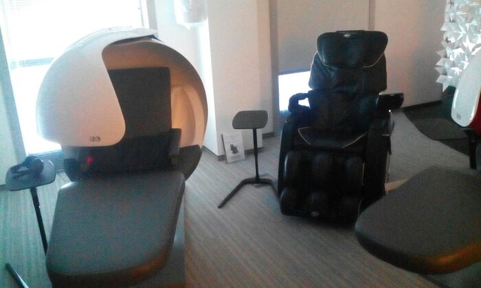 Слева "капсула сна", справа массажное кресло. На левом подлокотнике - пульт управления. Когда садишься в кресло и выбираешь программу, оно наклоняется назад, почти выпрямляется и вытворяет с телом что-то невообразимое... и очень приятное.