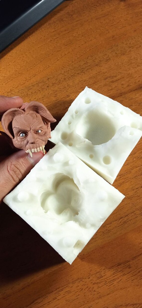 Это готовый силиконовый молд из двух частей. Для того, чтобы минимизировать количество пузырьков на поверхности модельки при отливке пластиком нужно обработать внутреннюю часть формы тальком.