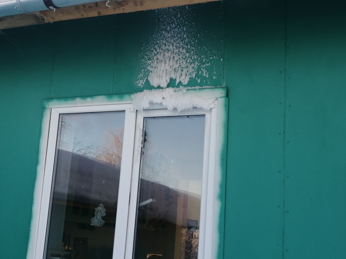 Еще пару дней и лед начинает намерзать в щели приоткрытого окна, приходится раз в пару дней отковыривать.