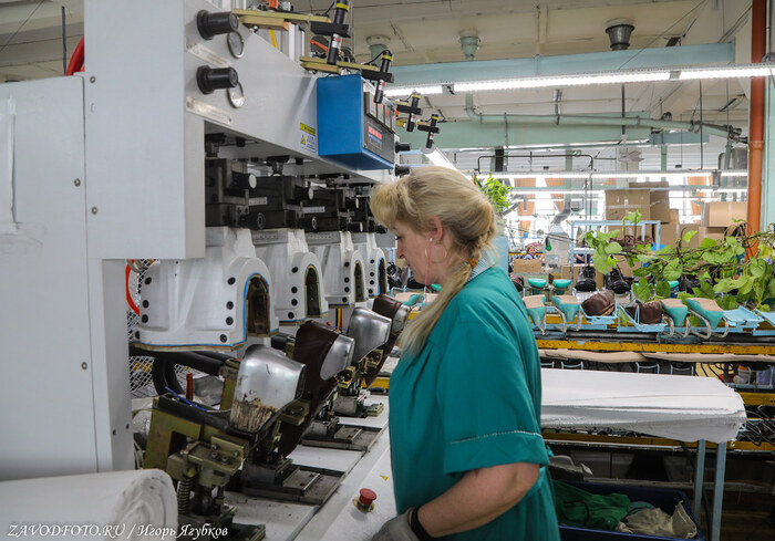 Из серии «Именно они делают Россию великой» / снято мной на обувной фабрике Юничел