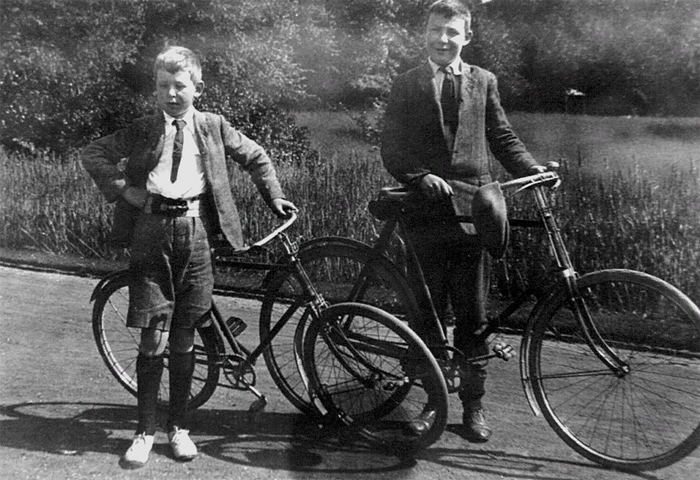 Клайв и Уорни с велосипедами перед семейным особняком баронета Эварта, август 1908 года
