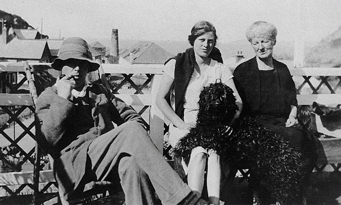 Льюис, миссис Мур (справа) и её дочь Морин на балконе чайного магазина в Сент-Эгнес Коув (Корнуолл) в 1927 году